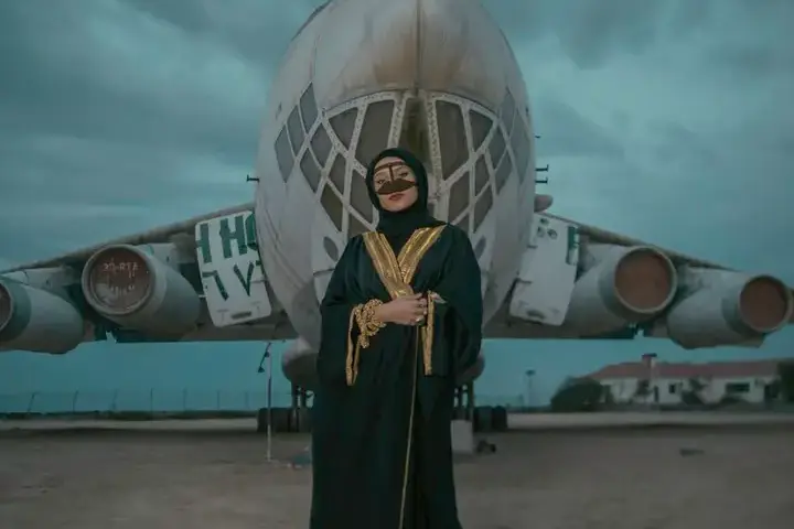 عباية سوداء بحواف ذهبية — صورة 2