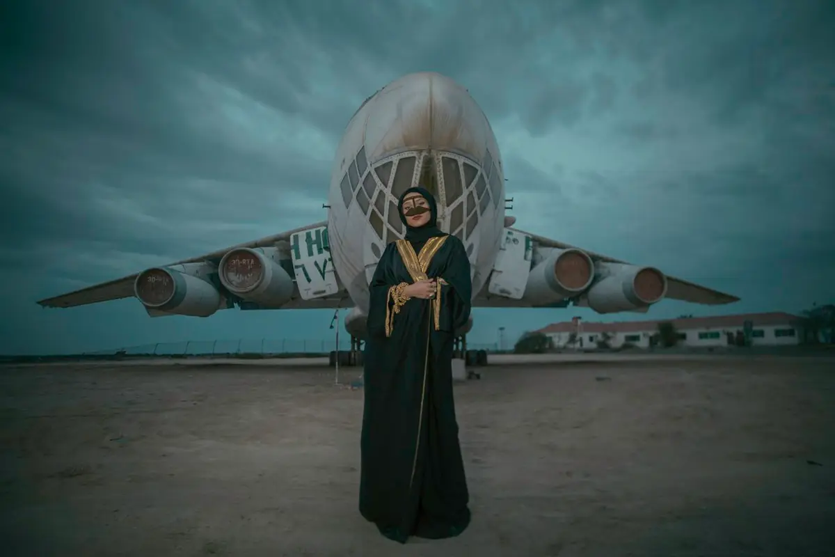 عباية سوداء بحواف ذهبية