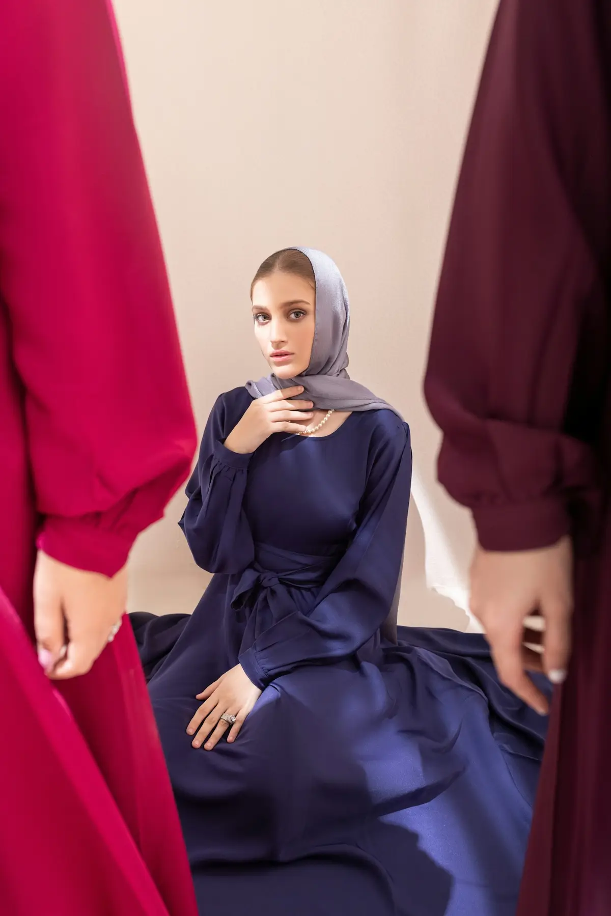 فستان ساتان كحلي بأكمام منفوخة — صورة 4