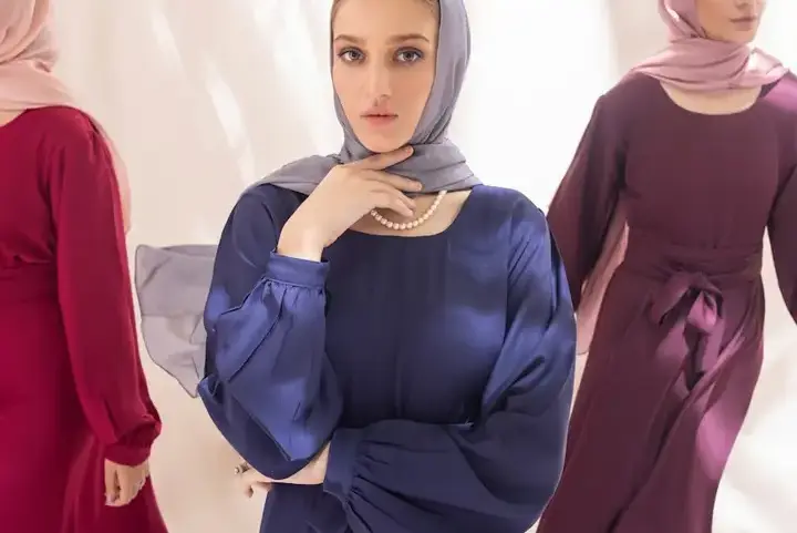 فستان ساتان كحلي بأكمام منفوخة — صورة 2