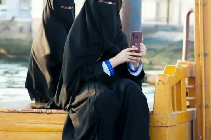 جلباب خليجي أسود — صورة 2
