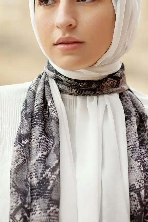 خمار «نقاء» أبيض — صورة 3