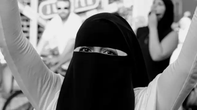 نقاب أسود بثلاث طبقات